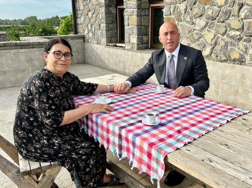 Haradinaj publikon fotografi me nënën e tij