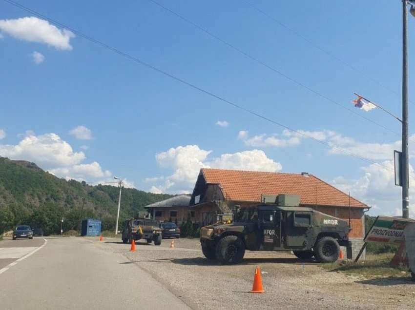 ​Ushtarë të KFOR-it pozicionohen në drejtim të kufijve veriorë