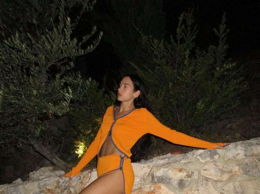 Dua Lipa sjell poza të tjera atraktive nga pushimet e saj në Shqipëri