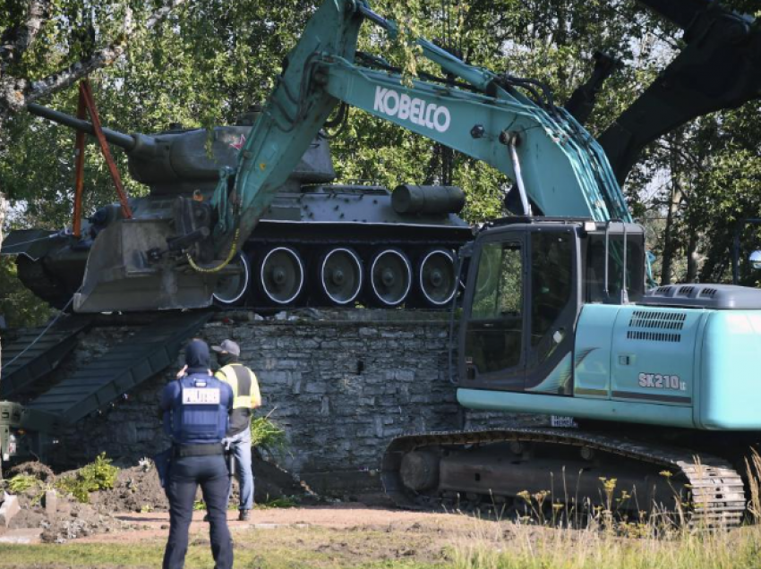 Estonia hoqi monumentin e epokës sovjetike, Rusia hakmerret me sulm kibernetik