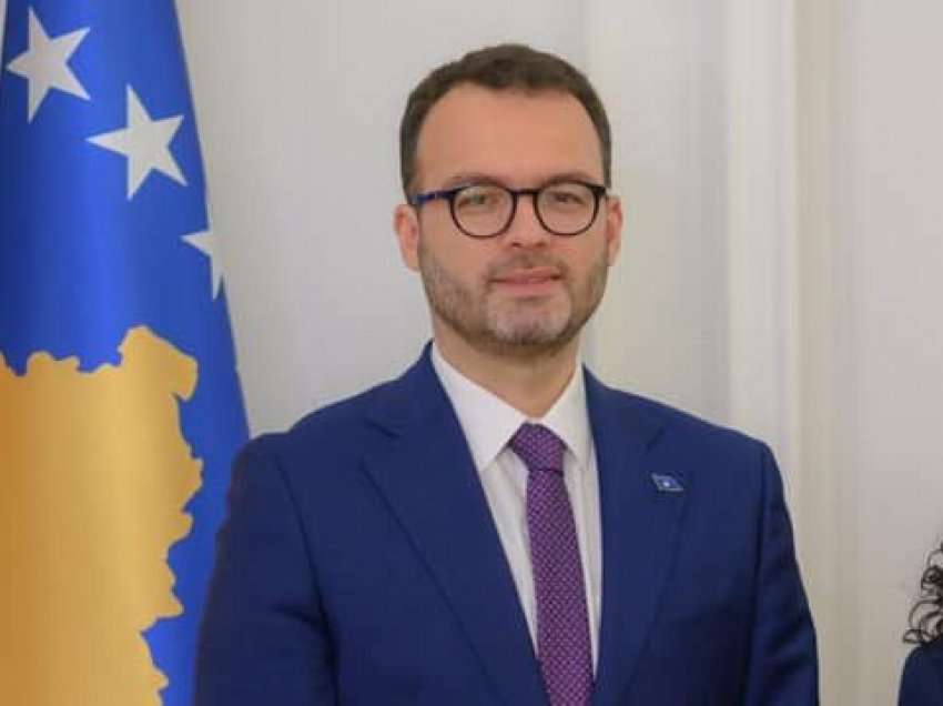 Nga Presidenca e Kosovës reagojnë pasi Petkoviq u pa duke i reklamuar tabelat e Kosovës RKS