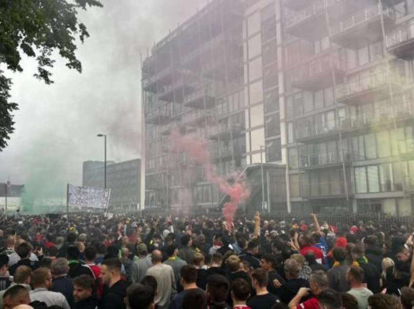 Tifozët e United sulmojnë autobusin e Liverpoolit