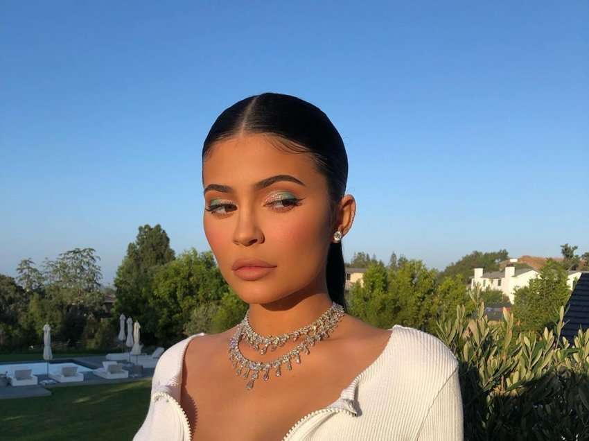 Ka kryer sërish ndërhyrje estetike te buzët? Kylie Jenner i përgjigjet ndjekësit