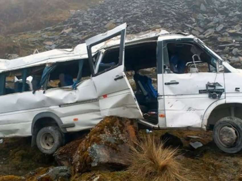 Tragjedi! Autobusi bie në greminë, vdesin katër turistë