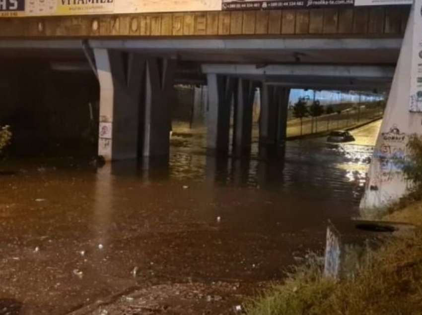 Pamje nga reshjet e mbrëmshme në Tetovë, u bllokuan shumë rrugë