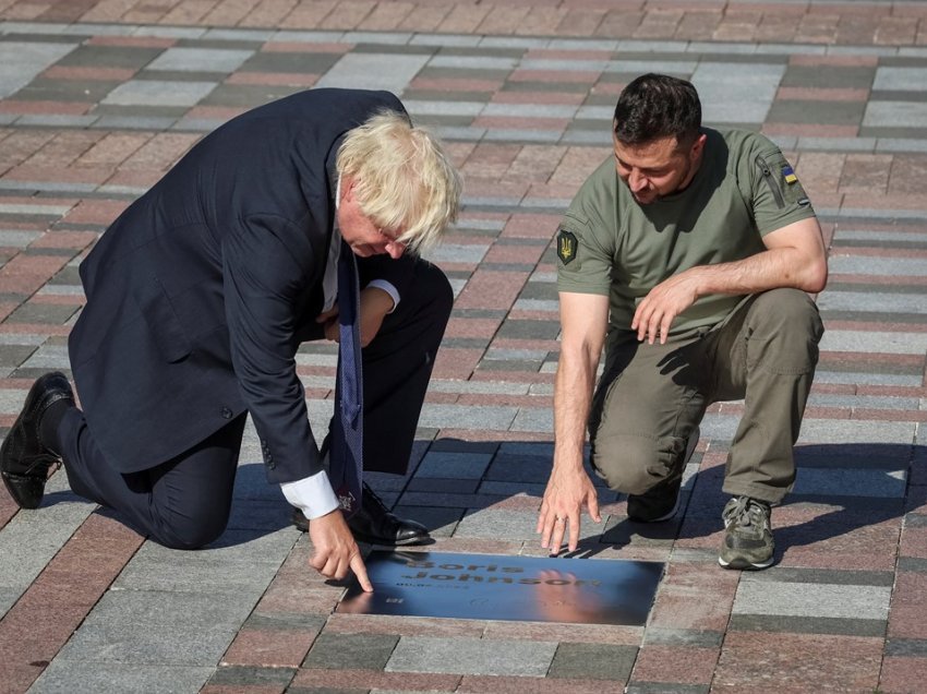 Boris Johnson nderohet me pllakë në “Rrugicën e Trimërisë” në Kiev