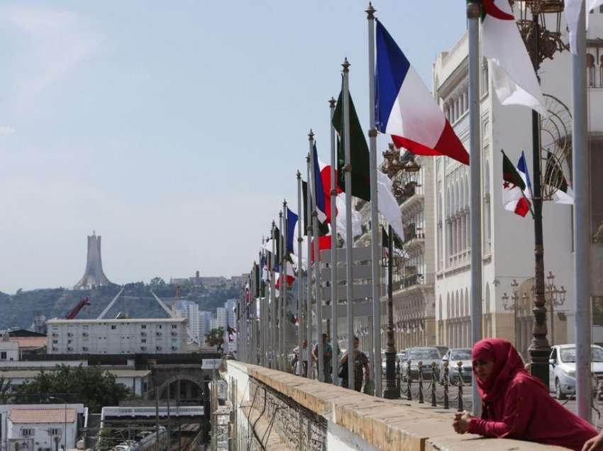 Macron kërkon që Franca dhe Algjeria të tejkalojnë historinë e dhimbshme