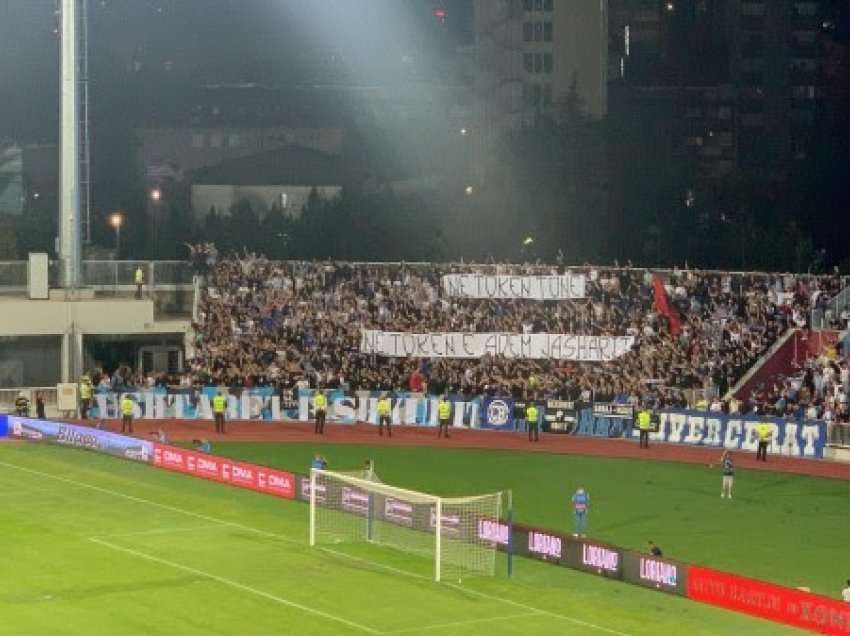 ​“Në tokën e Adem Jashari”, tifozët e Shkupit shfaqin banerin drithërues në “Fadil Vokrri”