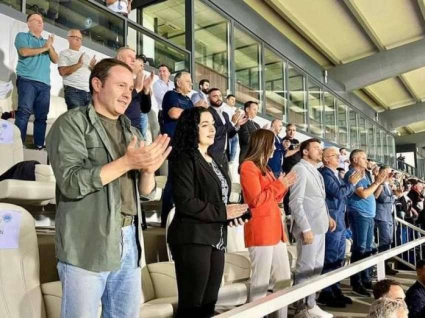 Prindoni me garderobë gjysmë ushtarake shfaqet sërish në stadium