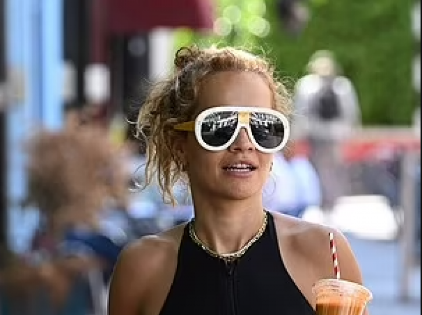 Pak ditë pas martesës, Rita Ora fotografohet në Londër më e qeshur se kurrë