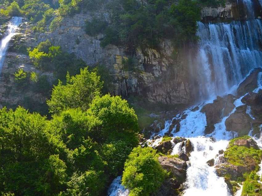 Turistja nga Peruja rrezikon jetën në Gramsh, shpëtohet nga policia