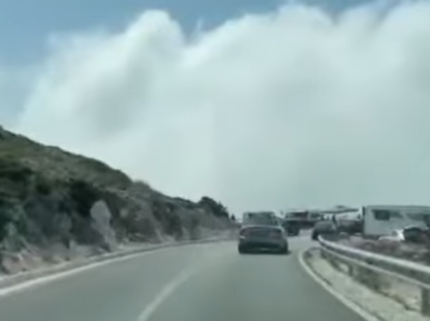 Trafik i rënduar dhe mjegull në Llogara, pushuesit dynden në jug