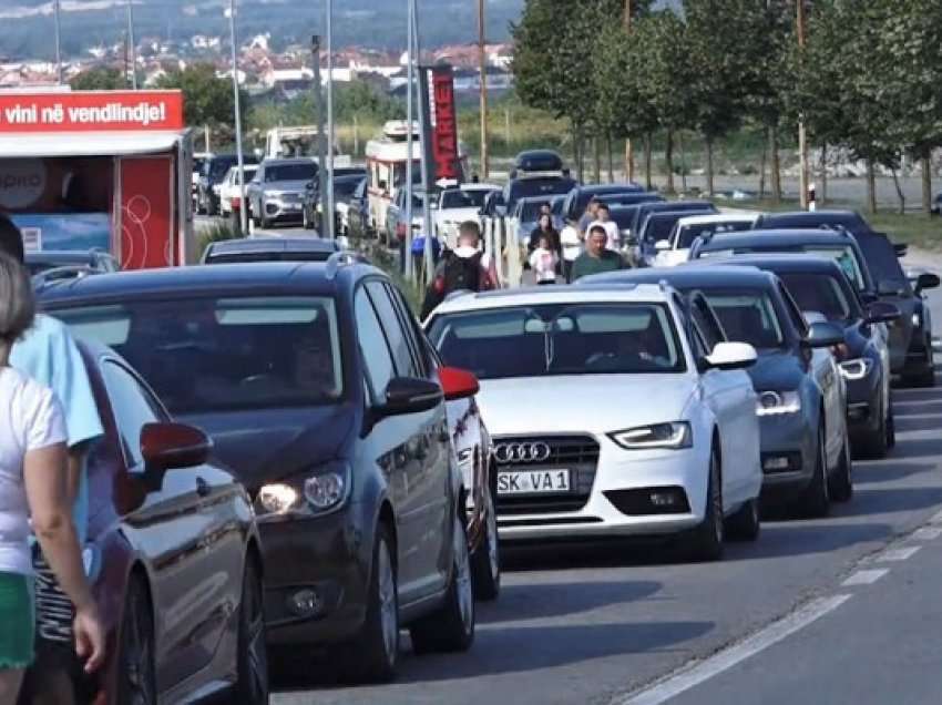 Vazhdojnë kolonat në Merdarë, deri në tri orë pritje