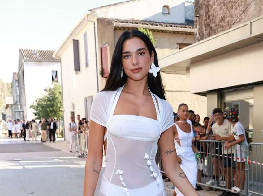 Dua Lipa shfaqet plot hijeshi në dasmën e stilistit francez 