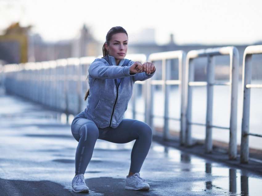 Pse është më mirë të ulemi në formë “squat-i”, sesa thjesht të ulemi normalisht?