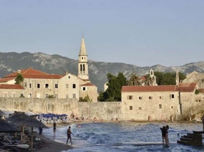 Helmim masiv në Budva të Malit të Zi, turistët përfundojnë në spital 