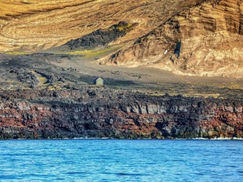 Ishulli misterioz me vetëm një shtëpi ku “njerëzve të zakonshëm” iu ndalohet hyrja