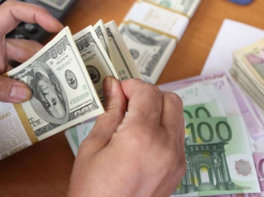 Çfarë po ndodhë me monedhat e tjera? Dollari rritje të lehtë, euro nuk ndryshon