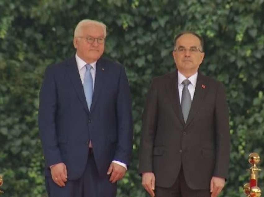 ​Presidenti gjerman mbërrin në Tiranë, pritet me ceremoni zyrtare nga presidenti Begaj