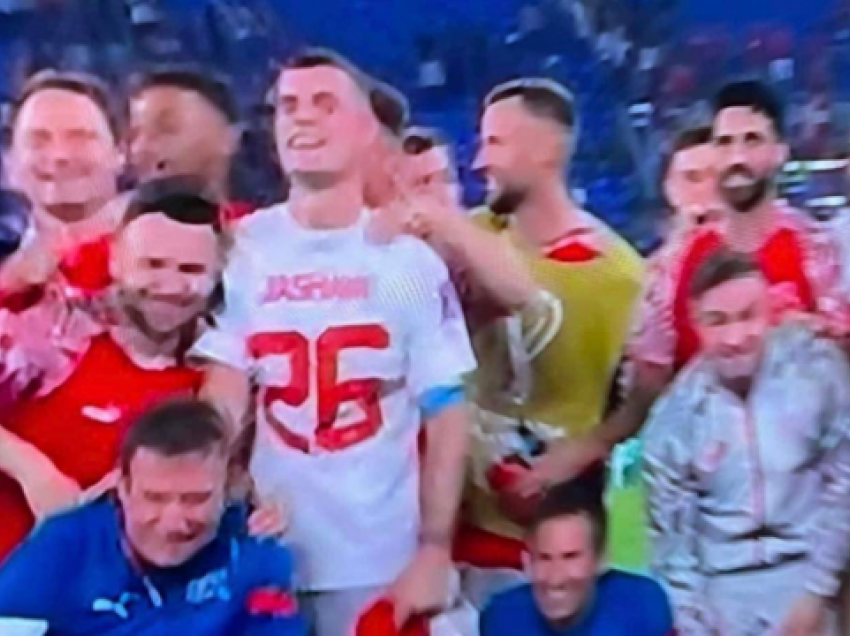 Xhaka vishet me fanellën e Jasharit pas ndeshjes