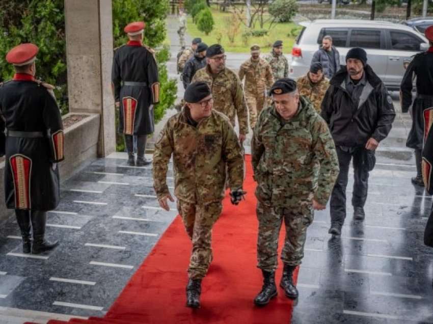 Komandanti i KFOR-it takohet me shefin e mbrojtjes të Maqedonisë së Veriut, flasin për sigurinë në Kosovë