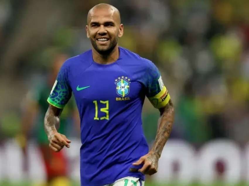 Alves parakalon Tiago Silvan, synon edhe një rekord tjetër