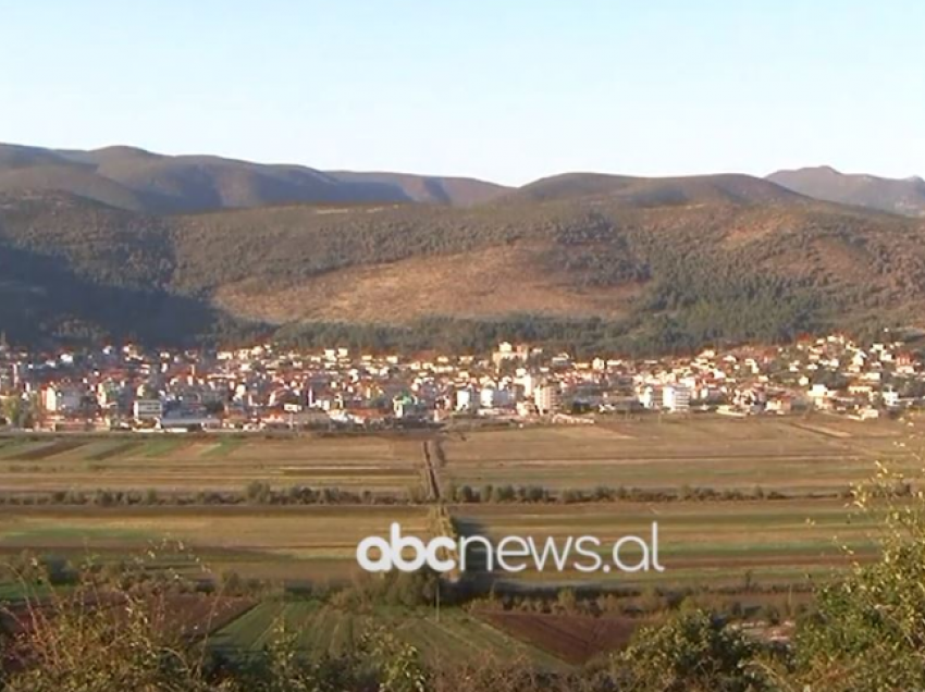 Të rinjtë e Përrenjasit lënë tokat e tyre djerrë për të mbjellë të huajat, banori: Fëmijët i kam në Greqi