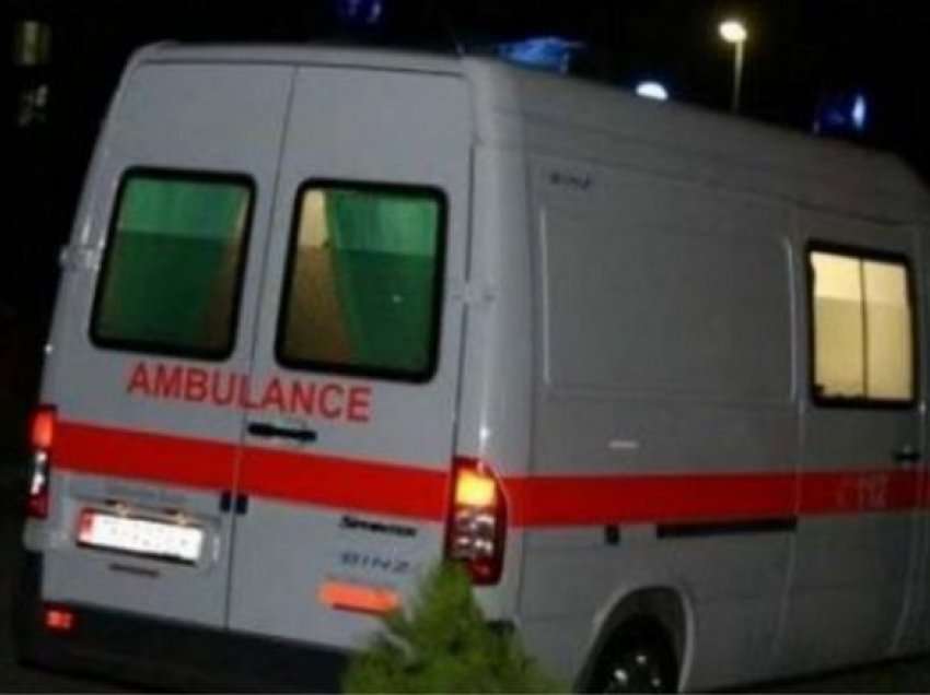 Prej disa orësh në komisariat/ Nxirret me ambulancë nëna e Gert Shehut