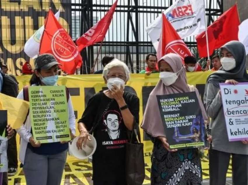 Indonezia miraton kodin penal që ndalon seksin jashtë martesor