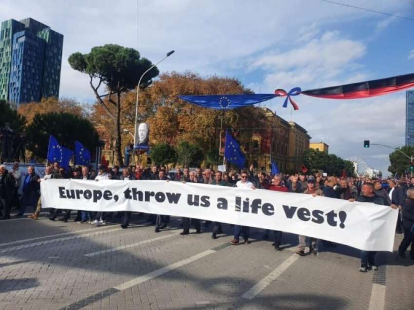 “Evropë na hidh një jelekë shpëtimi”, nis protesta e opozitës në Tiranë