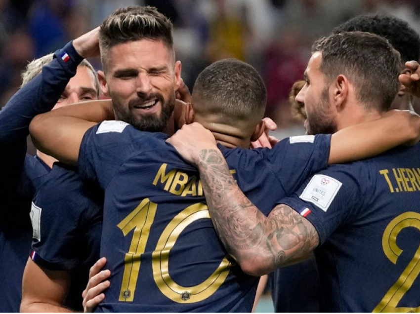 Giroud në histori, shokët dhe stafi e nderojnë me dhuratën e veçantë