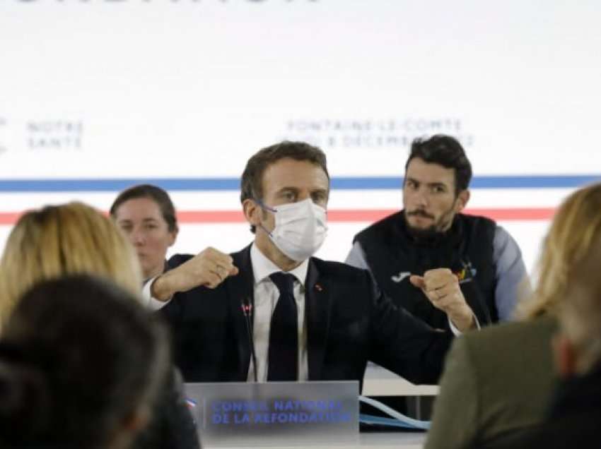 Për shkak të valës së re të coronavirusit në Francë, Macron shfaqet me maskë në fytyrë