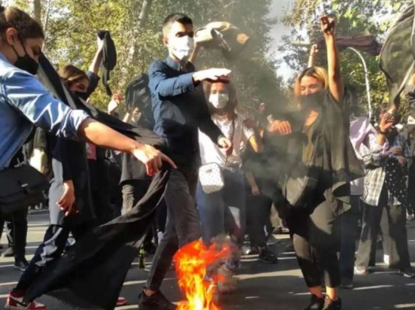 Dhjetëra protestues në Iran presin ekzekutimin