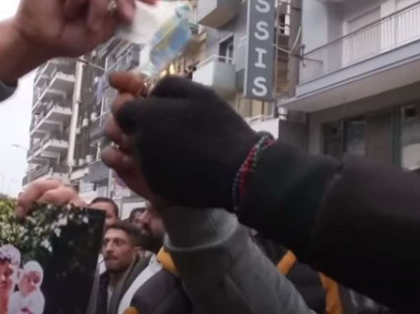 “Djegin kartëmonedhat 20 euro”, plagosja e 16-vjeçarit nga polici, protesta të dhunshme në Greqi