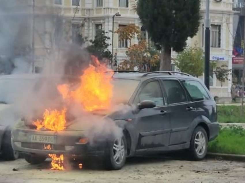 Fier/ Merr flakë makina e parkuar te kisha ortodokse