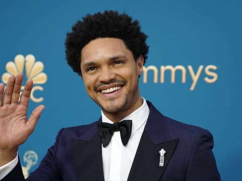 Trevor Noah, largohet i përlotur pas 7 vitesh nga emisioni i tij