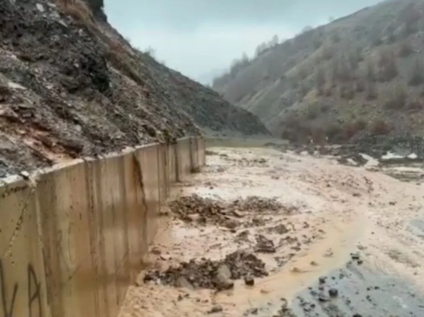 Reshjet e dendura të shiut “gërryejnë” Rrugën e Arbrit, rrëshqitje masive dherat