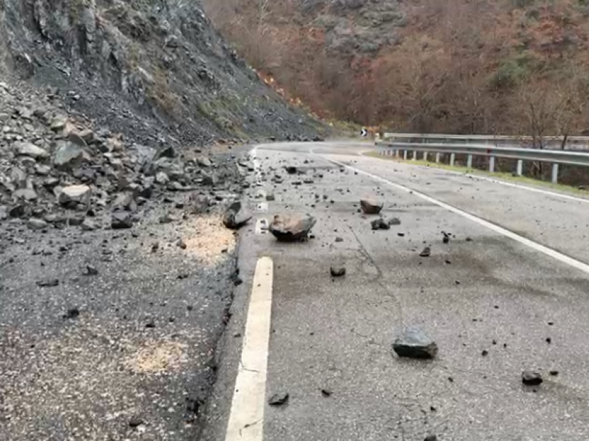 Probleme në aksin Burrel-Milot/ Rrëshqitje gurësh pas reshjeve të shiut