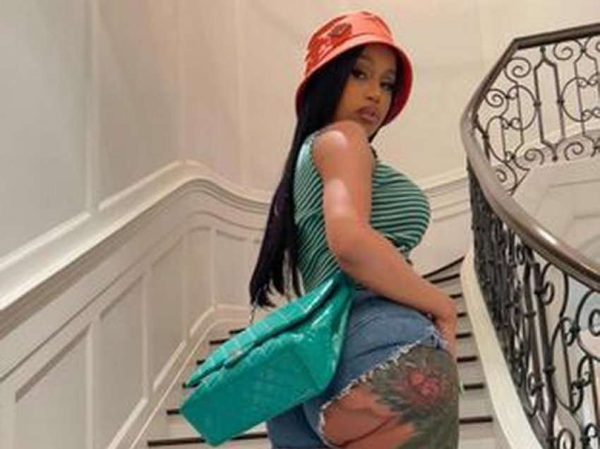 Cardi B heq mbushësit e të pasmeve dhe ka një paralajmërim për vajzat 