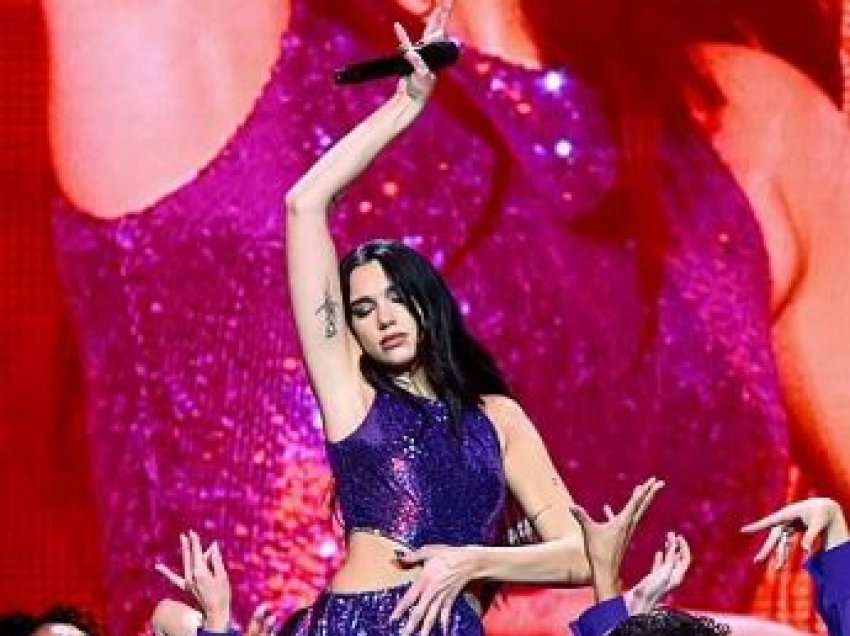 Dua Lipa elektrizon skenën e “Jingle Ball”, me fustanin ngjyrë vjollcë