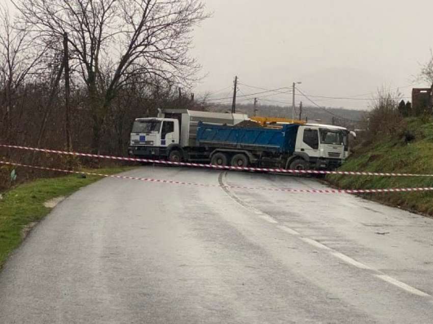 Qetë në veri, rrugët vazhdojnë të jenë të bllokuara - mbyllen shkollat e dyqanet