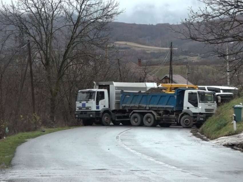 Kamioni i BE-së për komunat veriore edhe sot në barrikadat në Rudar