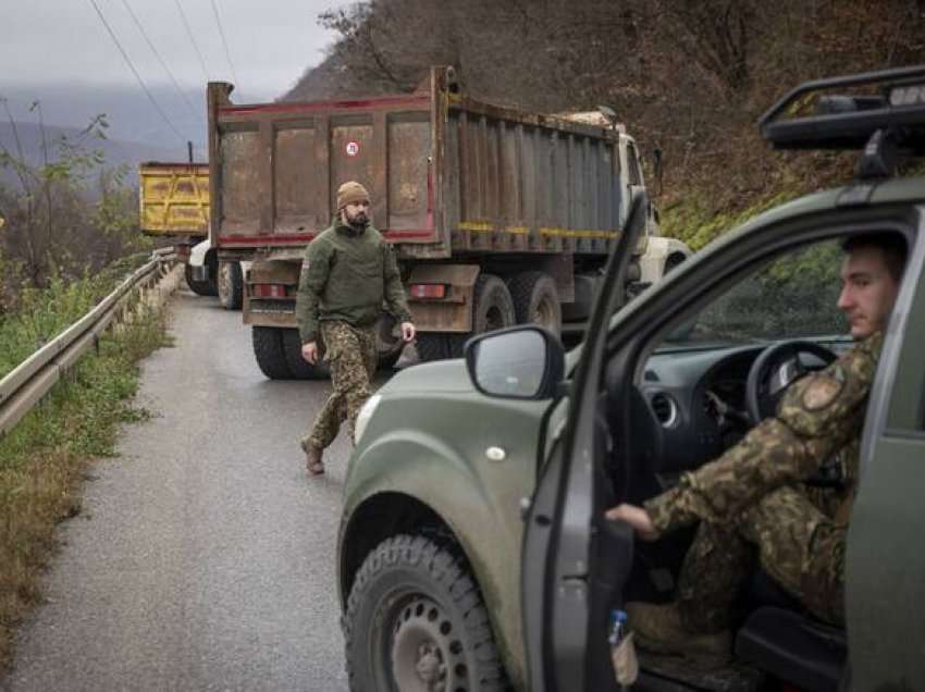 KFOR-i dërgon automjete të rënda në veri– Kur do të nis largimi i barrikadave?