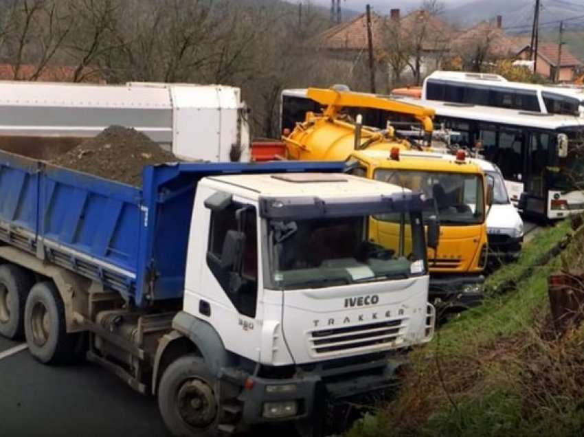 Qytetari rrëfen se si i mbeti kamioni në barrikadë nga persona që ishin të maskuar dhe flisnin në gjuhën serbe