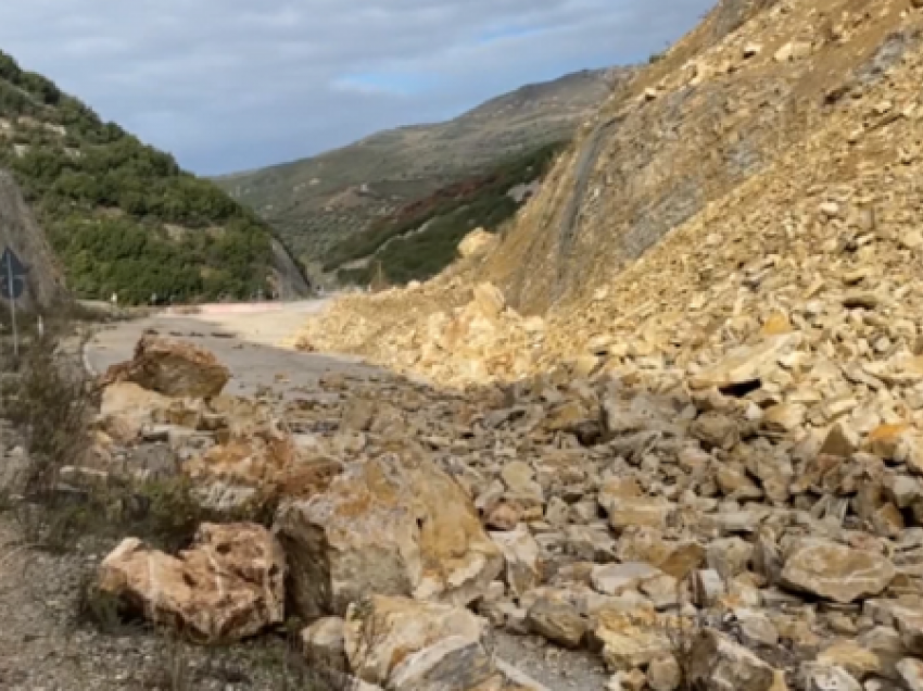 Rruga nuk u riparua kurrë/ Levan-Tepelenë, u shemb 4 vjet më parë! Devijimi shkak për aksidente