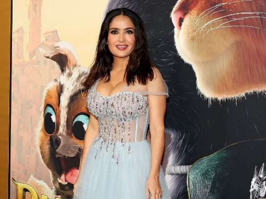 Salma Hayek shkëlqen me veshjen e saj në premierën e filmit Puss in Boots