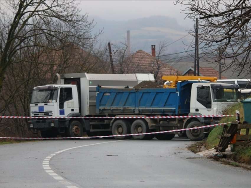 Dita e pestë: Barrikadat vazhdojnë ta bllokojnë Veriun, ndërkombëtarët kërkojnë të hiqen nga ata që i kanë vendosur