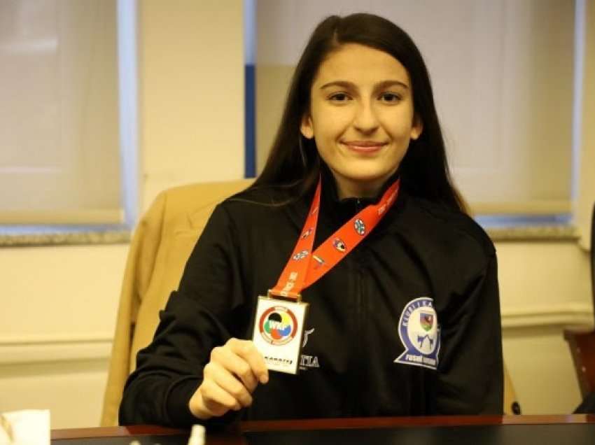 ​Fitoi medaljen e artë në Itali për karate, Rinesa Osmani pritet nga drejtuesit e KOK-ut