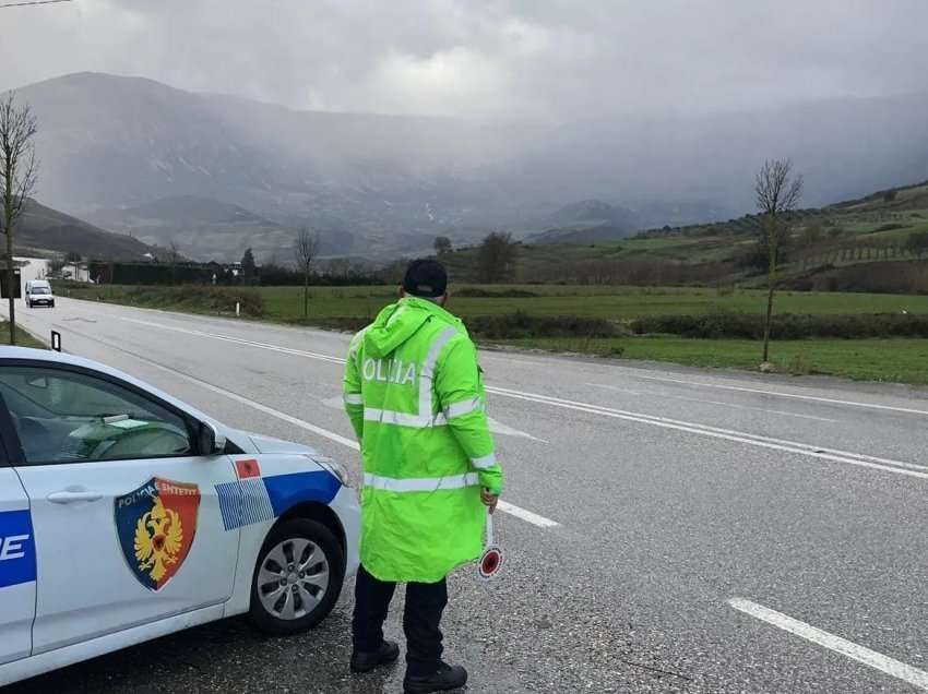 Moti i keq në të gjithë vendin, policia shton prezencën në rrugë dhe i bën apel shoferëve