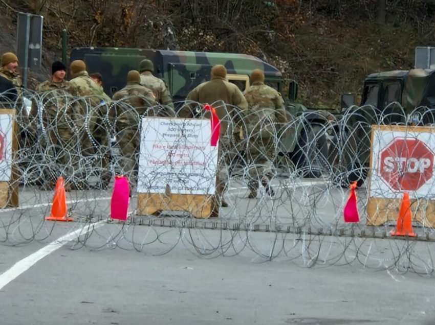 KFOR-i vendos tela me gjemba në hyrje të Jarinjës si masë në tubimin e paralajmëruar të serbëve